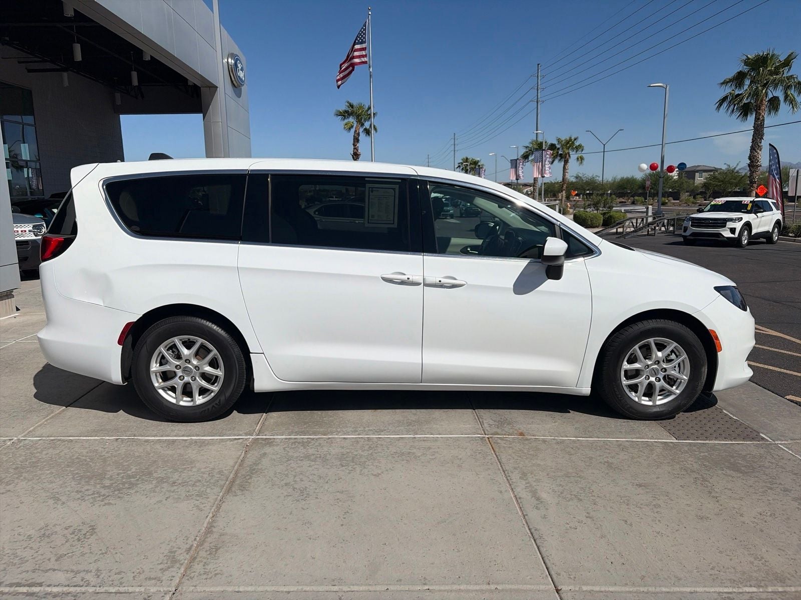 2023 Chrysler Voyager LX